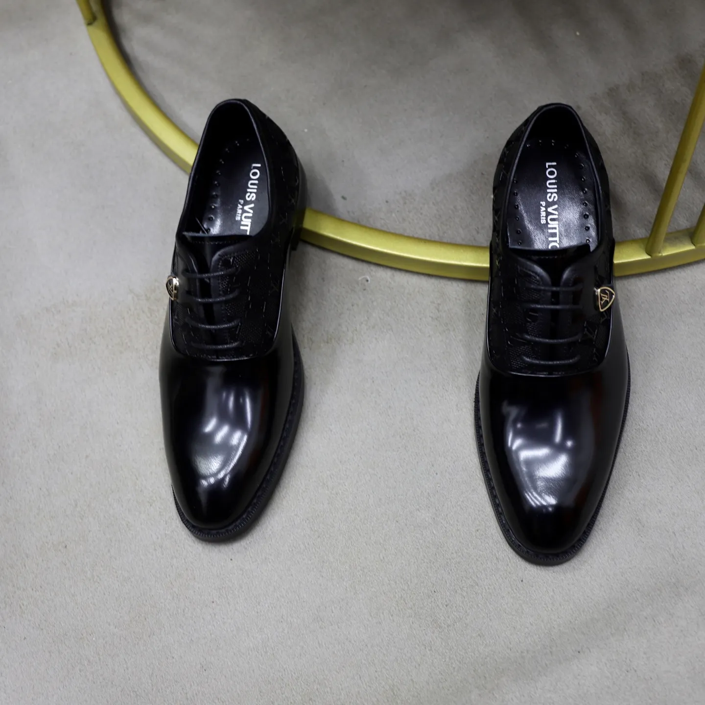 Ex-factory price: 500💰🙅‍♂️🙅‍♂️🙅‍♂️ Brand: LV Louis Vuitton Standard code: Men's size 38-44 (45 can be customized) Grade: Same style as the official website Original order quality Material: Original cowhide surface Comfortable cowhide lining Original outsole Style category: Men's fashionable casual leather shoes Distinguished big-name luxury elements Top luxury Color: actual picture color